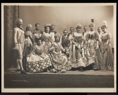 Gruppenporträt mit Edmund Lincoln Baylies (sitzend in der Mitte) und Ruth Payson (Mrs. E.L.) Baylies (stehend dritte von rechts) beim James Hazen Hyde Ball, New York, 31. Januar 1905 von Byron Company